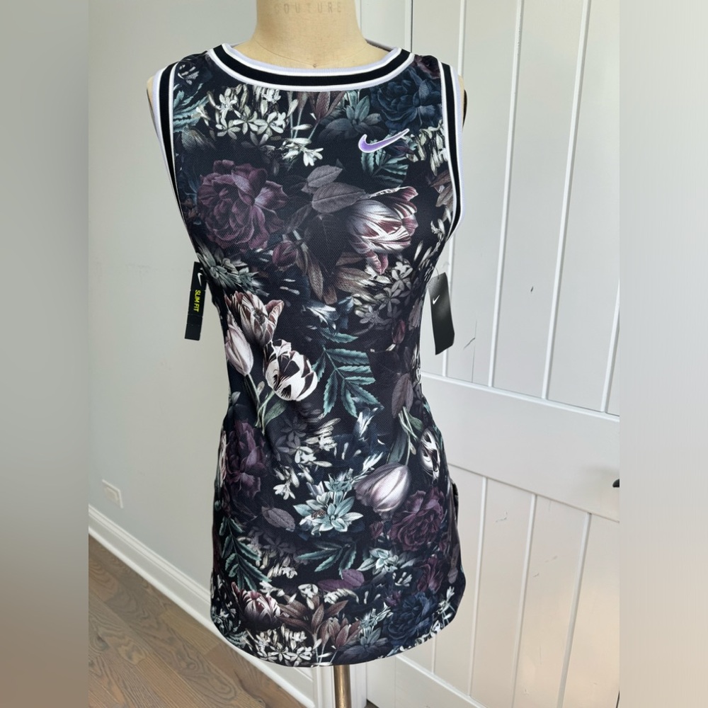 Nike women’s tennis dress size XS